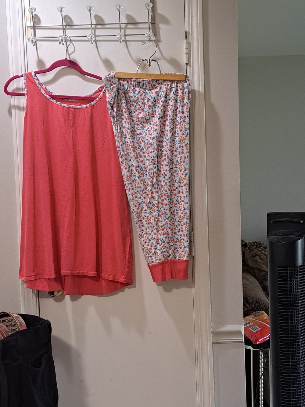Coral Sleeveless Pj Set  with Floral Capri Bottoms EUC - Picture 8 of 10